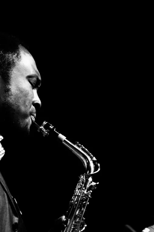 Homme jouant du jazz sur fond noir