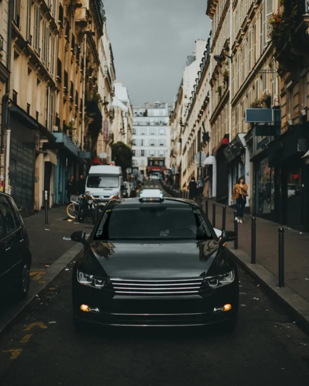 Photo d'un taxi dans une ruelle
