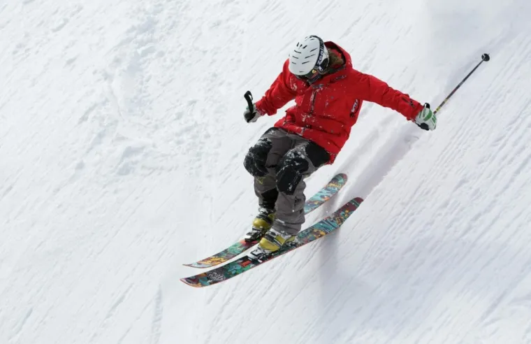 Skieur freestyle descendant dans la poudreuse