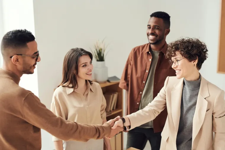 Collaborateurs se serrant la main