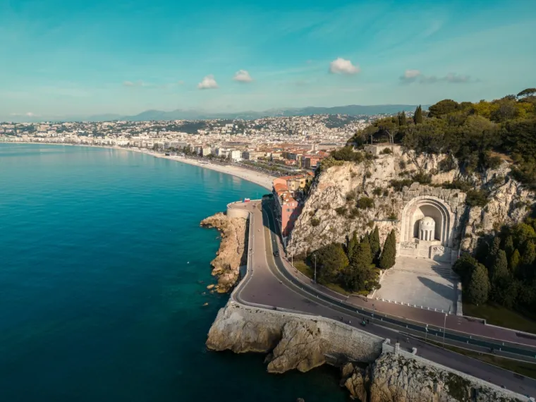 Vue aérienne de la colline du château de Nice et bord de mer