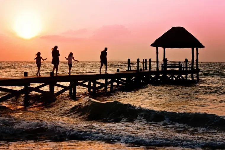 Famille en bord de mer