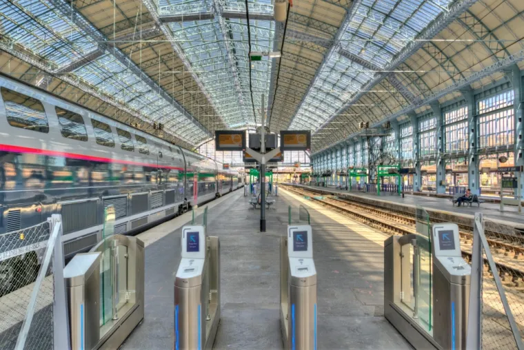 VTC disponible à la gare de Nice : votre chauffeur privé dès la sortie du train