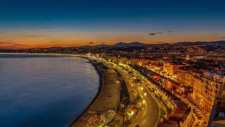 Promenade des Anglais la nuit à Nice 