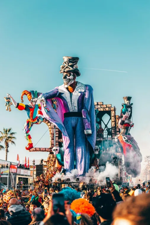 Char de Carnaval en train d'avancer